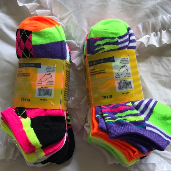 Accessories - 14 pairs of Everlast women’s socks size 5-9